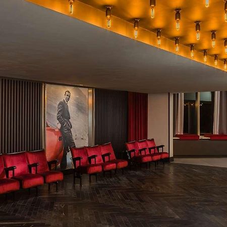 Radisson Red Hotel London Heathrow Интериор снимка