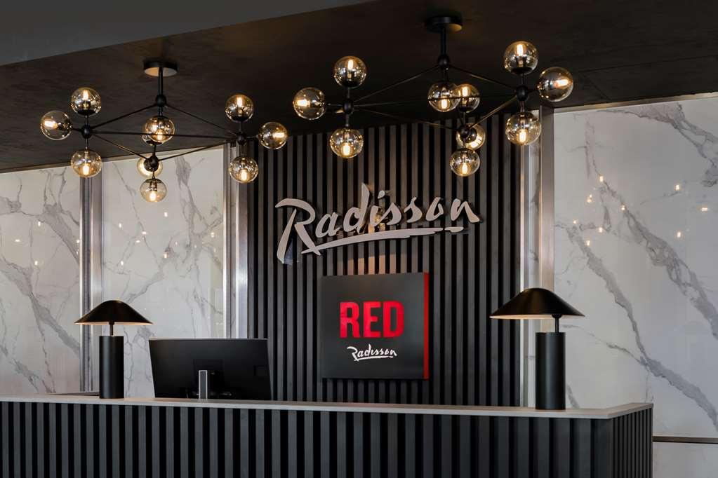 Radisson Red Hotel London Heathrow Екстериор снимка