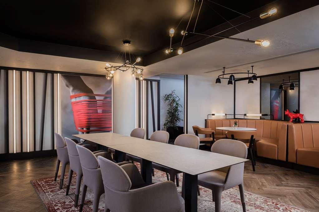 Radisson Red Hotel London Heathrow Ресторант снимка