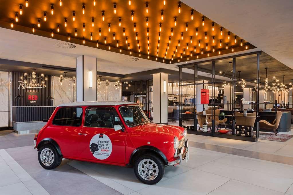 Radisson Red Hotel London Heathrow Интериор снимка