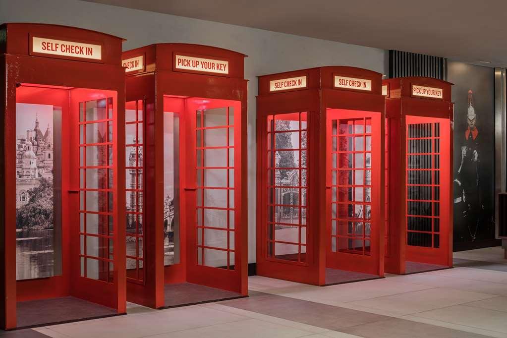 Radisson Red Hotel London Heathrow Интериор снимка