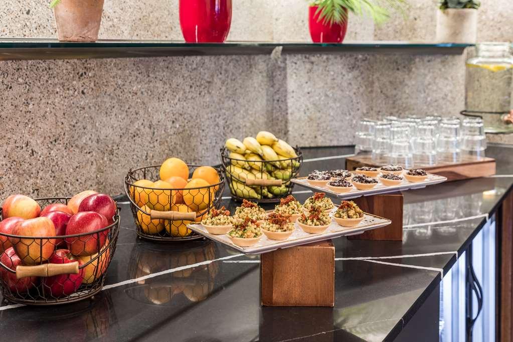 Radisson Red Hotel London Heathrow Ресторант снимка