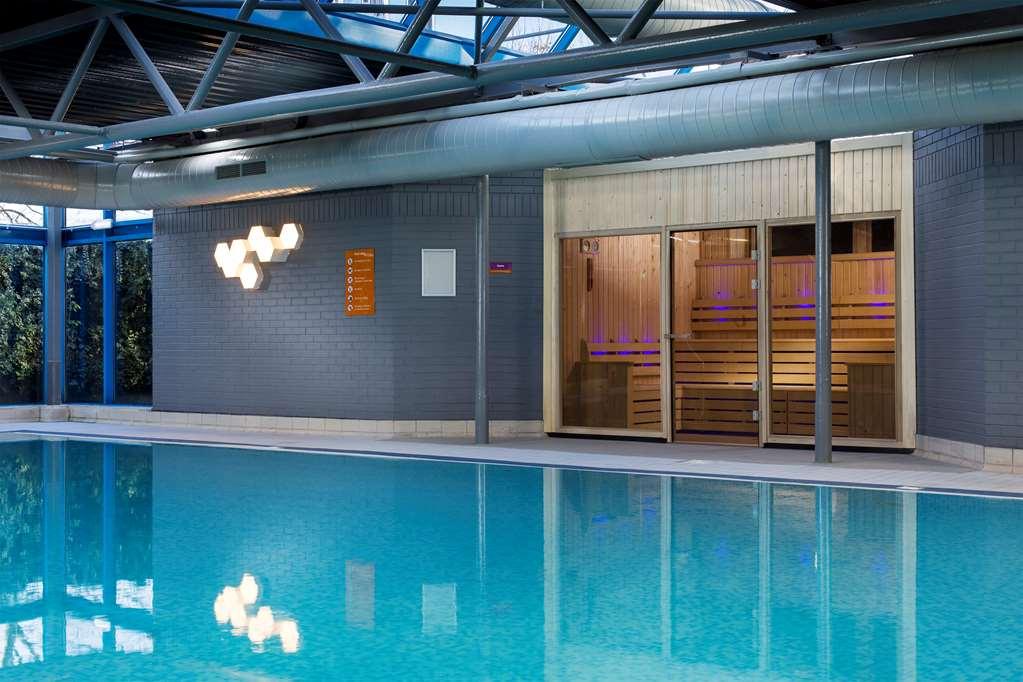 Radisson Red Hotel London Heathrow Екстериор снимка