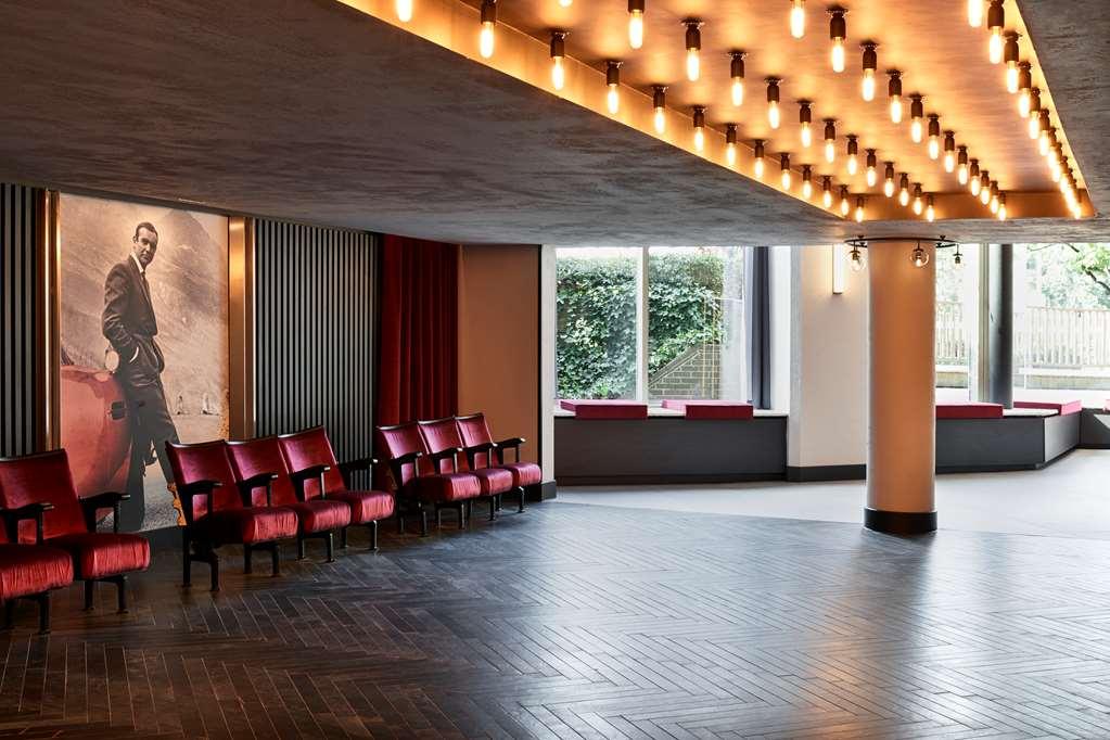Radisson Red Hotel London Heathrow Интериор снимка