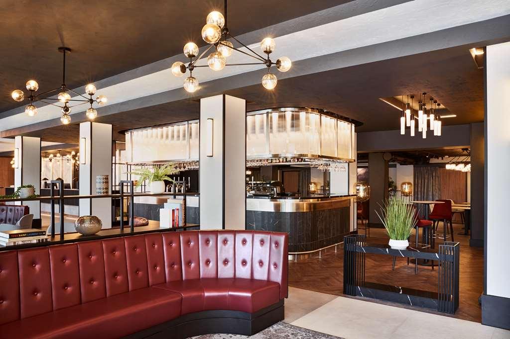 Radisson Red Hotel London Heathrow Ресторант снимка