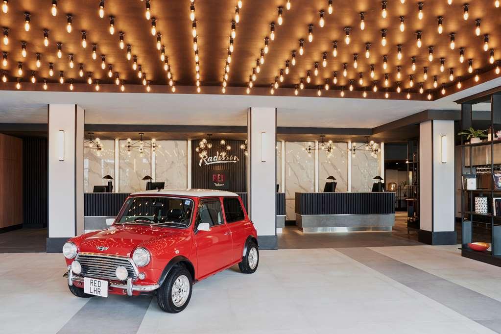 Radisson Red Hotel London Heathrow Интериор снимка
