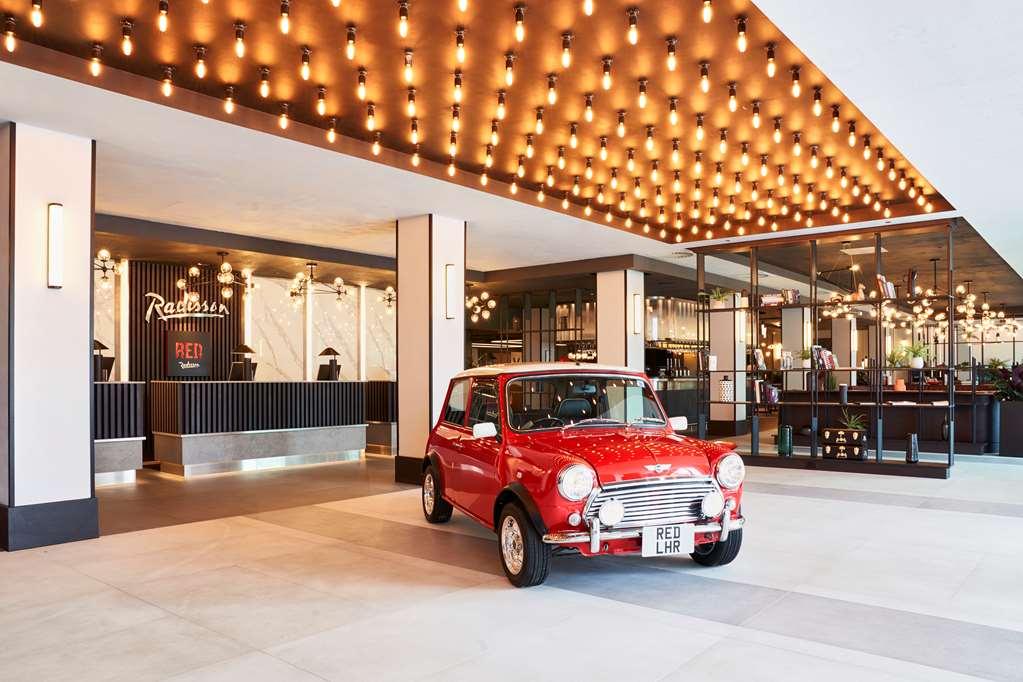 Radisson Red Hotel London Heathrow Интериор снимка
