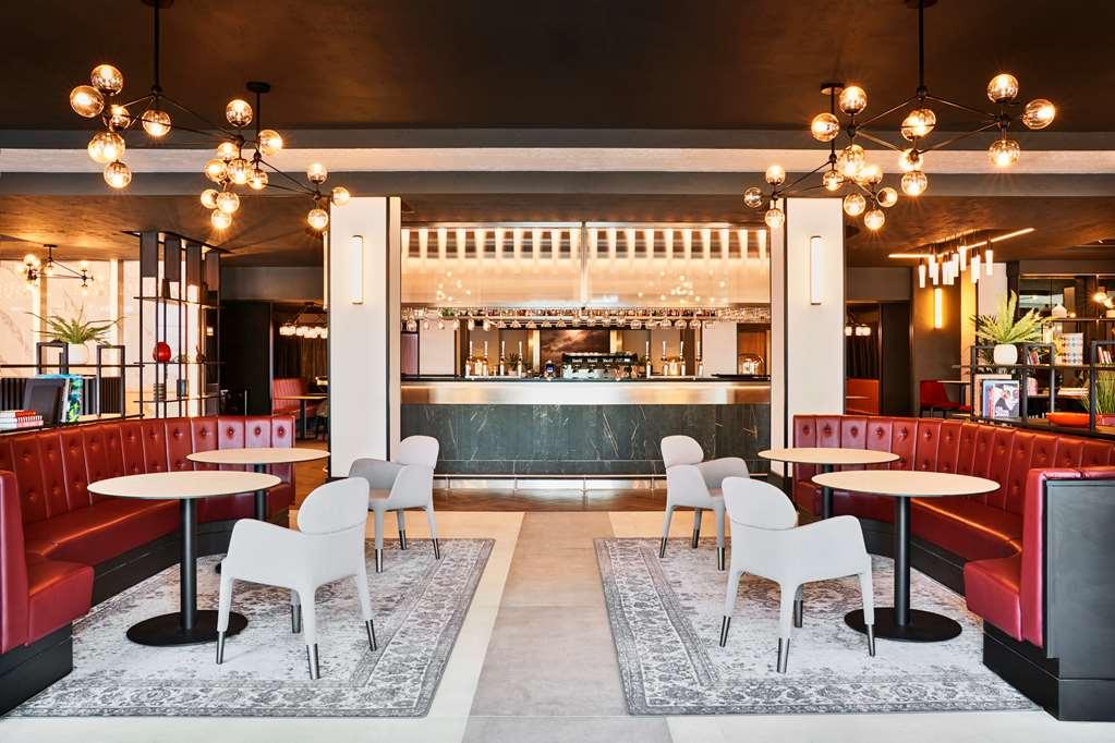 Radisson Red Hotel London Heathrow Ресторант снимка