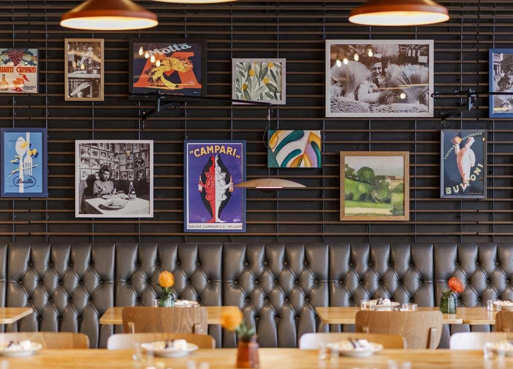 Radisson Red Hotel London Heathrow Ресторант снимка