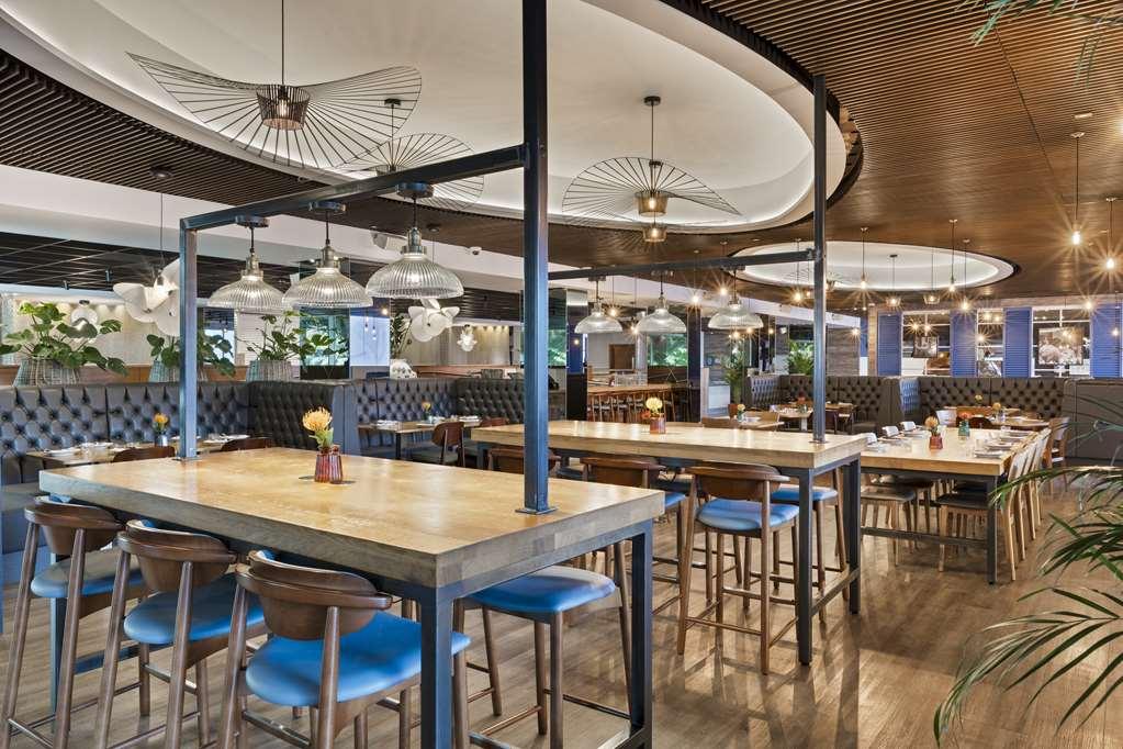 Radisson Red Hotel London Heathrow Ресторант снимка