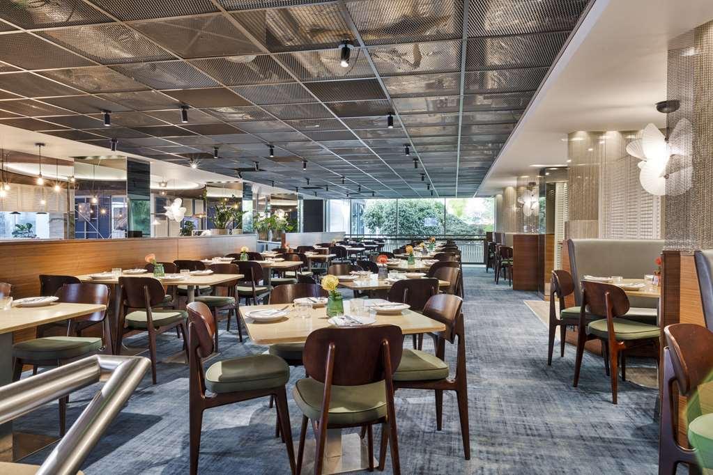 Radisson Red Hotel London Heathrow Ресторант снимка
