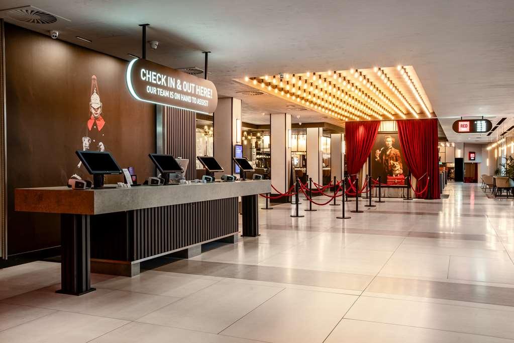 Radisson Red Hotel London Heathrow Интериор снимка