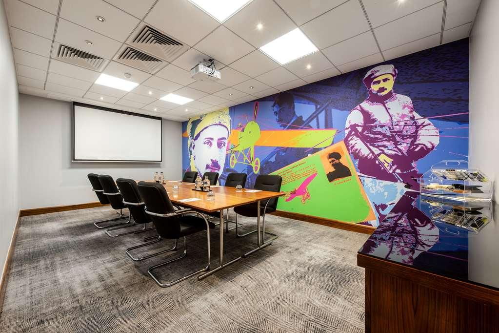 Radisson Red Hotel London Heathrow Съоръжения снимка